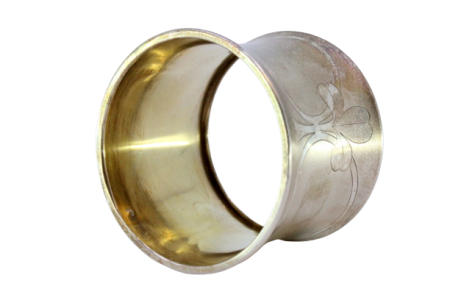 Argola de guardanapo em prata com flor de Lis gravada e cartela para monograma.